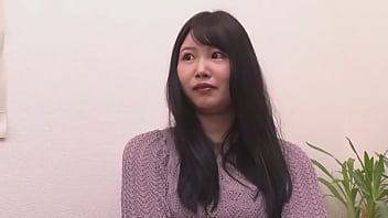A jovem beleza japonesa gosta de levar o cara ao banheiro para banho de espuma e sexo