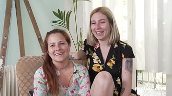 Ersties: Sexy Amateur-Lesben teilen sich einen Doppeldildo