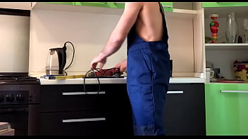 Russische Arbeiterin hat in der Küche ein Sexspielzeug gefunden und sie gefickt, während niemand zu Hause ist