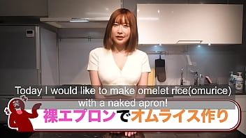 [Vista intera capezzolo] Prepara il riso frittata con un grembiule nudo.