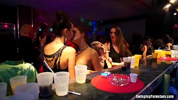Lesbianas se divierten en un club