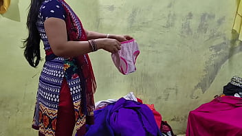 Für tausend Rupien zog die junge Magd ihr Kleid aus und ließ ihre Muschi töten.