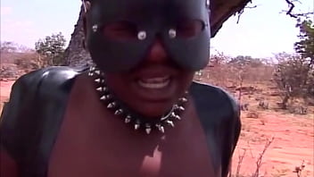 Fazendeiros brancos pegam empregada negra africana, ela chupa o galo do passeio
