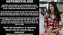 Sexy bronzeado Hotkinkyjo em vestido colorido dois grandes vibradores anal e prolapso