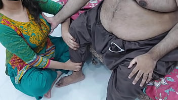 Indien ma belle-fille faisant mon massage des pieds pendant que je tenais ses seins devenu sexuel avec un audio hindi très chaud et sale