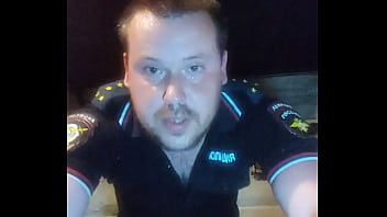 Vídeo completo: foda áspera do buraco anal de um policial com uma garrafa de vodka!