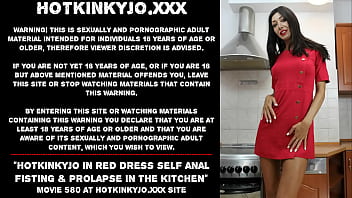 Hotkinkyjo em vestido vermelho auto anal fisting & prolapso na cozinha