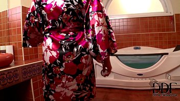 Sandra Boobies сосет член в ванне и получает сперму на ее кувшины