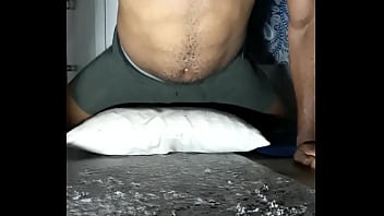 Travesseiro de sexo masculino musculoso desesperado para foder