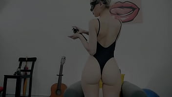 New PERFECT ASS Skinny Babe teste ses compétences FISTING et SQUIRTING!