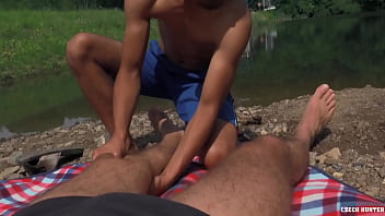 Un mec minet offre un massage à un mec qu'il vient de rencontrer en échange d'un peu d'argent - BigStr
