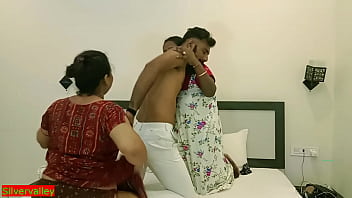 Dona de casa bengali indiana e seu sexo a três amador quente! Com áudio sujo
