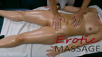 La giovane donna del ottiene un massaggio erotico