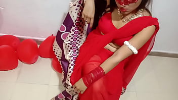 Moglie indiana appena sposata in sari rosso che festeggia San Valentino con il marito Desi - Full Hindi Best XXX