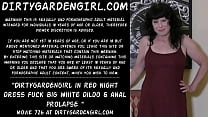 Dirtygardengirl en robe de nuit rouge baise un gros gode blanc et un prolapsus anal