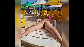 Femme plus garce que ça ? Elle passe la journée à s'exhiber devant les hommes sur la plage et baise en leur parlant en regardant et le cocu en train de regarder