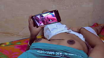 A meia-irmã especial de Rakhi foi fodida enquanto assistia a vídeos pornôs sozinha