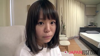 Сладкая японская молодая женщина обнажает все это в любительском видео для кримпая в видео от первого лица