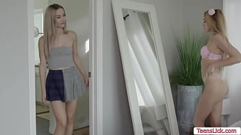 Юная блондинка заставляет свою соседку по комнате сквиртовать