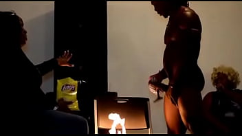 Schlampe saugt Stripper Dick, nachdem er es gekocht hat, muss man sehen