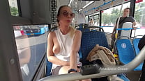 Девушка едет в общественном автобусе с голой грудью