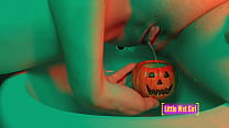 Mijando na abóbora no halloween - Visualização