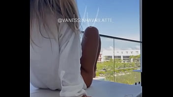 Vanessa красуется на балконе без одежды
