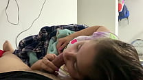 Moja mała pasierbica bawi się z moim kutasem w ustach podczas oglądania filmu (nie wie, że go nagrałem)