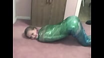 Garota fetichista adora ser embrulhada em plástico verde com sua buceta raspada