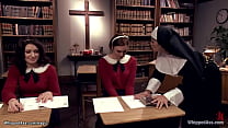 Монахиня с огромными сиськами порет связанных студенток