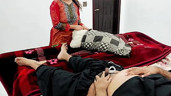 Desi meio-irmão piscando pau para sua meia-irmã do que fazendo sexo anal com áudio hindi claro