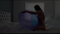Una giovane donna carina strofina e macina la sua figa bagnata su enormi palloncini
