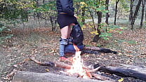 Belo sexo público na floresta perto do fogo - Lesbian Illusion Girls