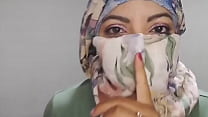Arab Hijab Wife Masturabtes silencieusement jusqu'à l'orgasme extrême dans Niqab REAL SQUIRT pendant que son mari est absent