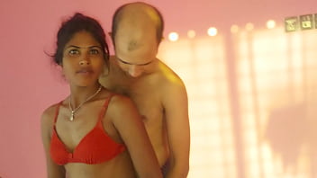 Uttaran20-欲求不満の男がベンガルの女子大生と遊び、彼のヌカラル乳首をしゃぶるDeshi Sex