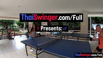 Kurviger thailändischer Amateur-Freundinnensex in der Dusche nach einer Partie Ping Pong