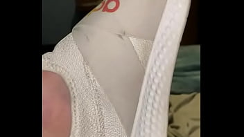 Влажный нейлон на туфлях Adidas