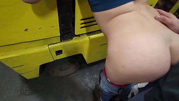 collega hot scopata su un carrello elevatore al lavoro con creampie gocciolante