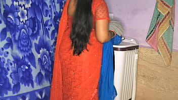 Madrasta gostosa indiana foi fodida ao lavar roupas com áudio Clear Hindi