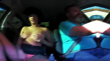 Keron Freese fa la sua prima apparizione nuda per le strade nella sua macchina