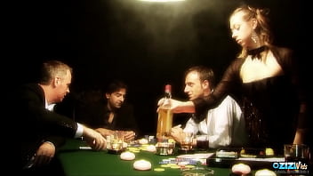 La bruna porca riceve una doppia penetrazione su un tavolo da poker durante un quartetto