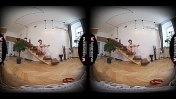 Соло-брюнетка из группы поддержки Bloom Lambie наслаждается своей горячей киской с вибратором в VR.