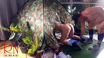 Sexe au camp. Un inconnu baise une femme nudiste dans sa chatte dans un camping en pleine nature. Camp baise demi- baise pendant un voyage de camping en famille Jeu de rôle