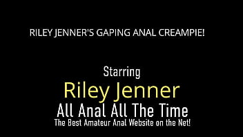 Die blonde Riley Jenner bekommt viel Sahne in ihren Arsch!
