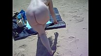 nudista es filmado en la playa