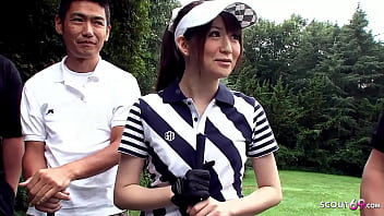 Учитель и другие парни уговаривают японскую девушку сделать минет на уроке гольфа