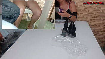 Sexshop-Verkäufer, neben dem Verkauf mag er seine Kundin und testete die Produkte mit ihr