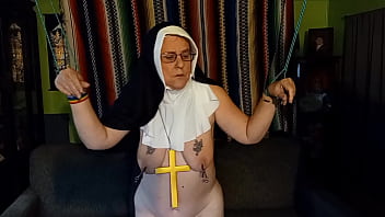 Монахиня пришла в неправильный гребаный рез