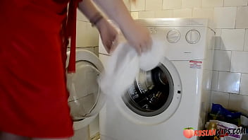 Vollbusige Stiefschwester steckt in Waschmaschine fest