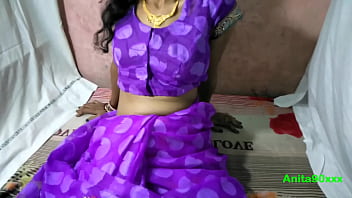 L'indiana Anita Bhabhi scopa nel video di sesso saree Desi